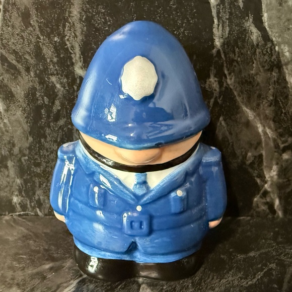 Royal Guard and Policeman Salt and Pepper Shakers - Picture 12 of 16